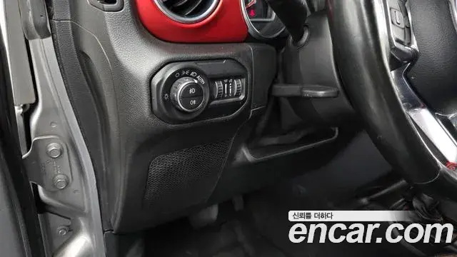 Jeep Wrangler 2021 — Фото 18/20