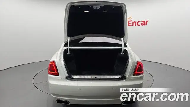 Rolls-Royce Ghost 2020 — ფოტო 28/39
