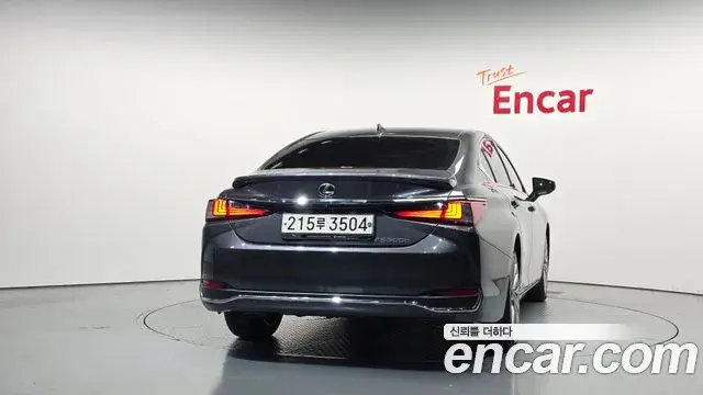 Lexus ES300h 2023 — Şəkil 12/35