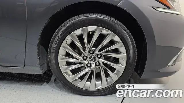 Lexus ES300h 2023 — Şəkil 30/35