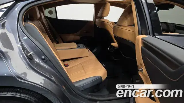 Lexus ES300h 2023 — Şəkil 13/35