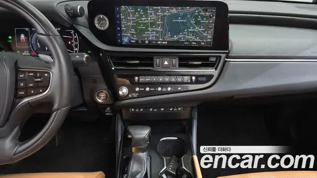 Lexus ES300h 2023 — Şəkil 18/35