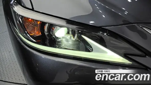Lexus ES300h 2023 — Şəkil 16/35