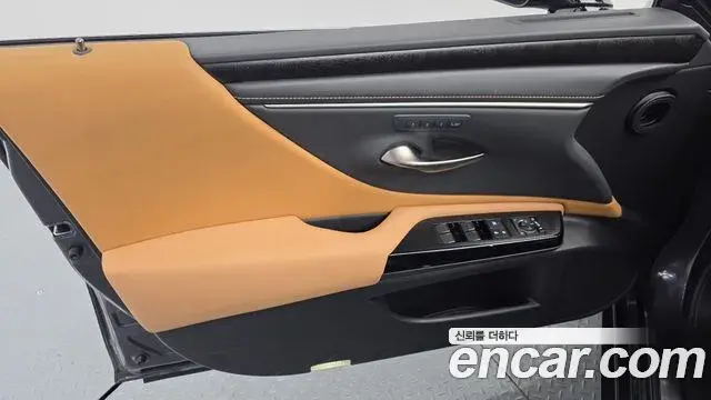 Lexus ES300h 2023 — Şəkil 26/35