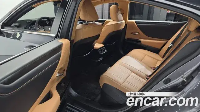 Lexus ES300h 2023 — Şəkil 33/35