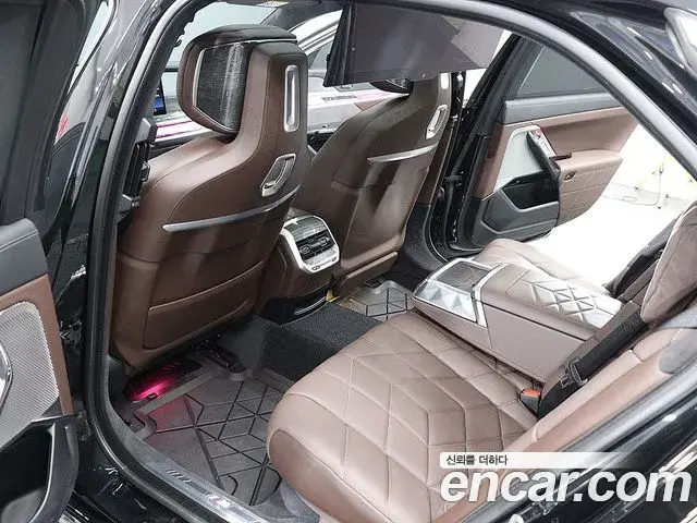 BMW 7 Series 2023 — Фото 10/20