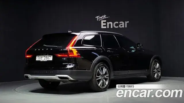 Volvo V90 Cross Country 2018 — Фото 1/20