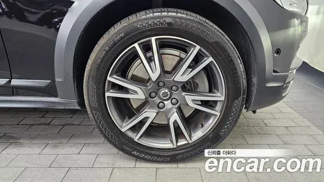 Volvo V90 Cross Country 2018 — Şəkil 21/33
