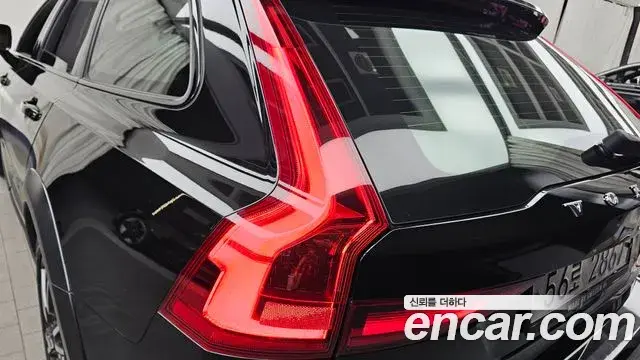 Volvo V90 Cross Country 2018 — Şəkil 24/33