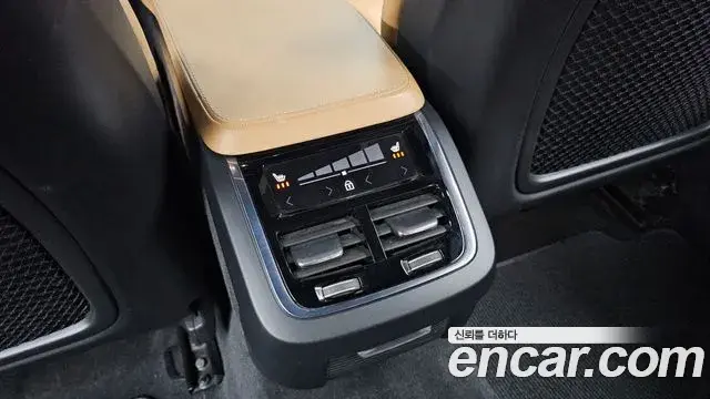 Volvo V90 Cross Country 2018 — Şəkil 17/33