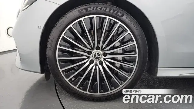 Mercedes-Benz E-Class 2024 — Photo 5/20