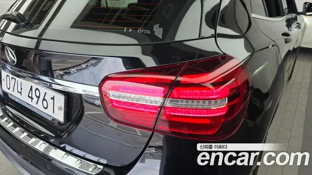 Mercedes-Benz GLA-Class 2018 — Şəkil 8/31