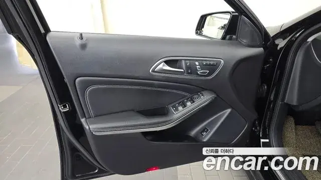 Mercedes-Benz GLA-Class 2018 — Şəkil 15/31
