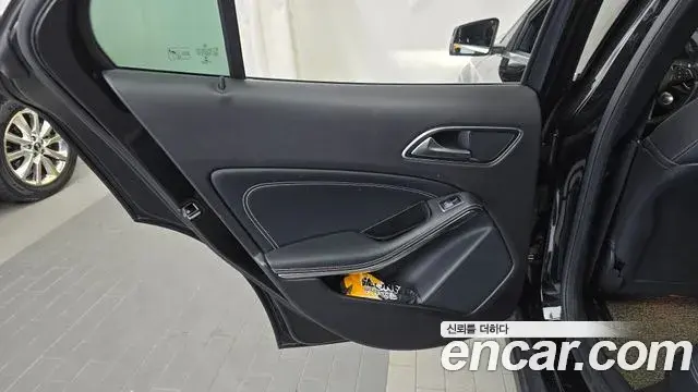 Mercedes-Benz GLA-Class 2018 — Şəkil 27/31