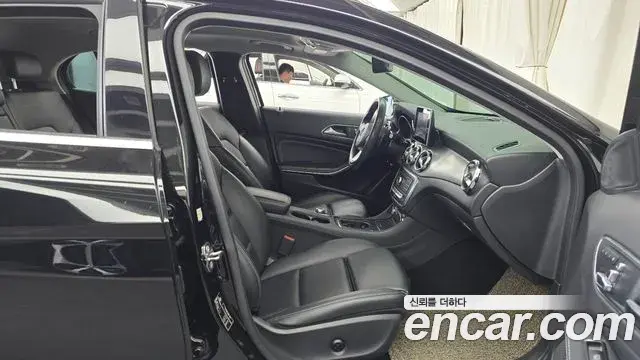 Mercedes-Benz GLA-Class 2018 — Şəkil 12/31