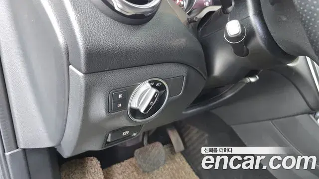 Mercedes-Benz GLA-Class 2018 — Şəkil 13/31
