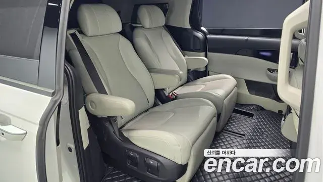 Kia Carnival 2023 — ფოტო 19/32