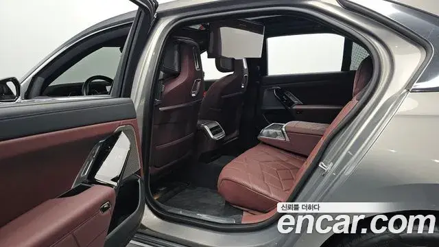 BMW 7 Series 2023 — Photo 12/20