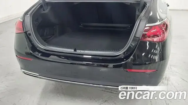 Mercedes-Benz E-Class 2026 — Photo 10/18