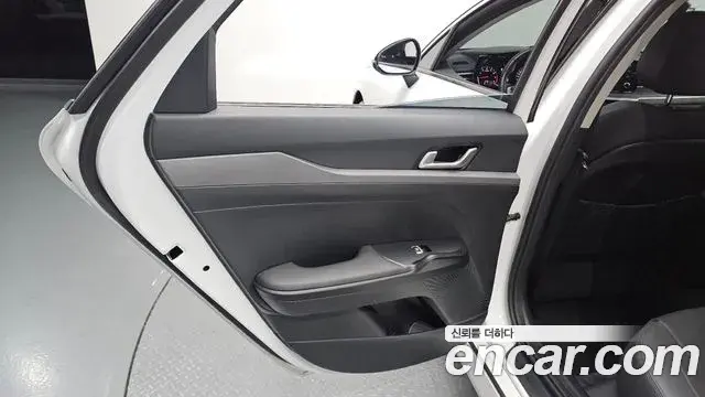 Kia K5 2022 — ფოტო 27/30