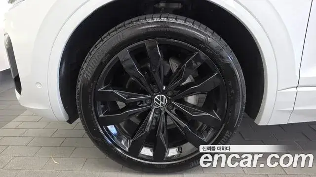 Volkswagen Touareg 2023 — Şəkil 16/36