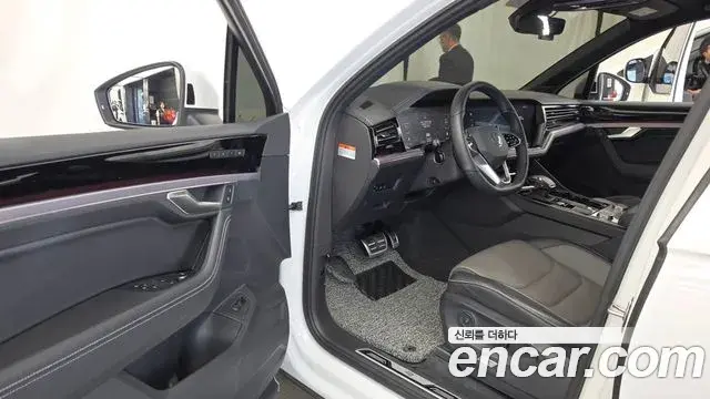 Volkswagen Touareg 2023 — Şəkil 33/36