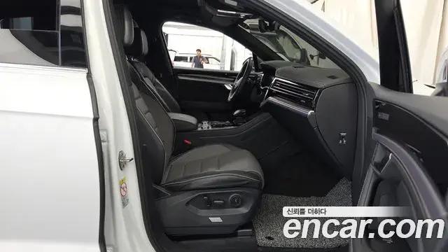 Volkswagen Touareg 2023 — Şəkil 13/36