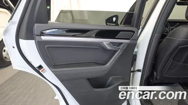 Volkswagen Touareg 2023 — Şəkil 17/36