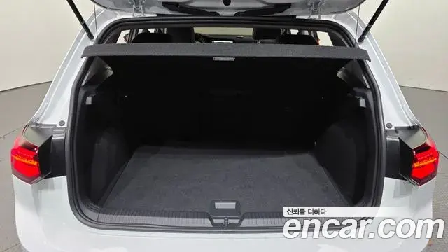 Volkswagen Golf 2023 — Şəkil 8/33