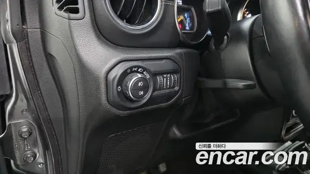 Jeep Wrangler 2021 — Фото 19/20