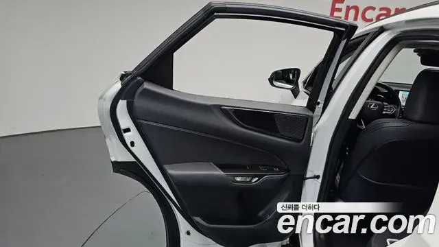 Lexus NX450h+ 2022 — Photo 23/38