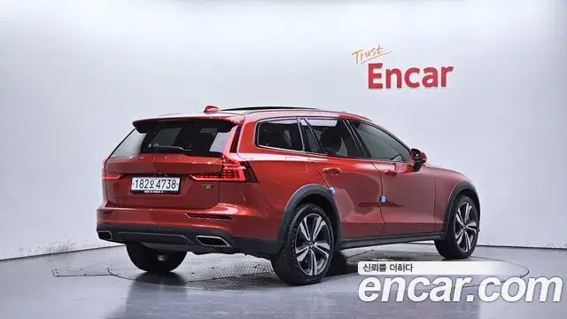 Volvo V60 Cross Country 2019 — Фото 2/20