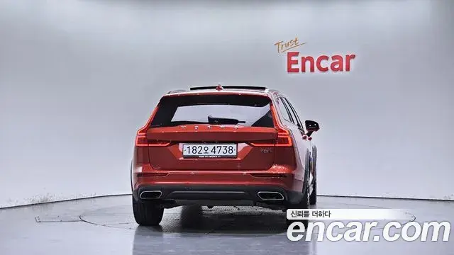 Volvo V60 Cross Country 2019 — Фото 4/20