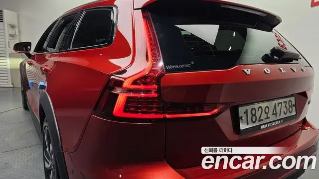 Volvo V60 Cross Country 2019 — ფოტო 23/31