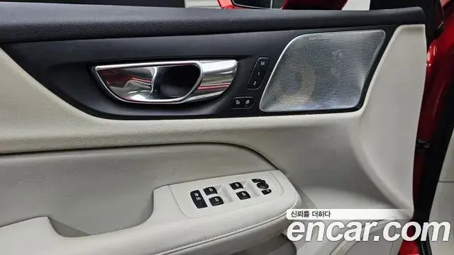 Volvo V60 Cross Country 2019 — ფოტო 27/31