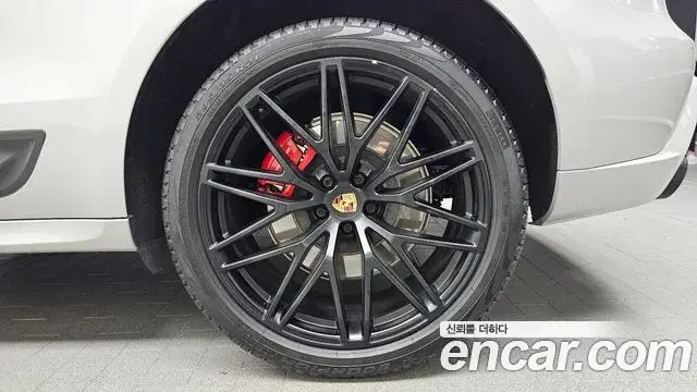 Porsche Macan 2023 — ფოტო 15/30