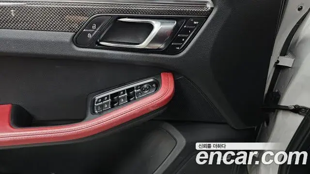 Porsche Macan 2023 — ფოტო 13/30