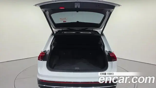 Volkswagen Tiguan 2023 — Photo 17/20