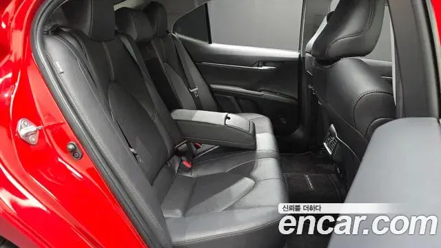 Toyota Camry 2019 — ფოტო 14/30