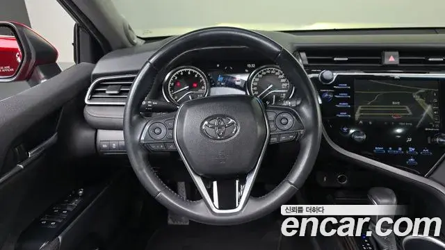 Toyota Camry 2019 — ფოტო 10/30