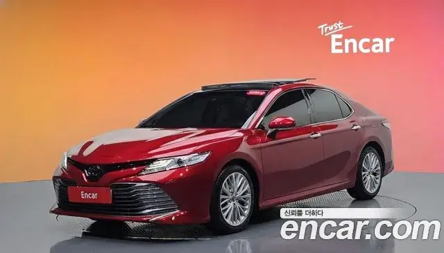 Toyota Camry 2019 — ფოტო 26/30