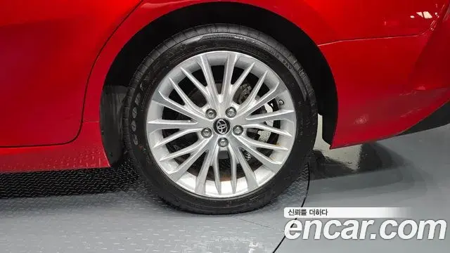 Toyota Camry 2019 — ფოტო 2/30