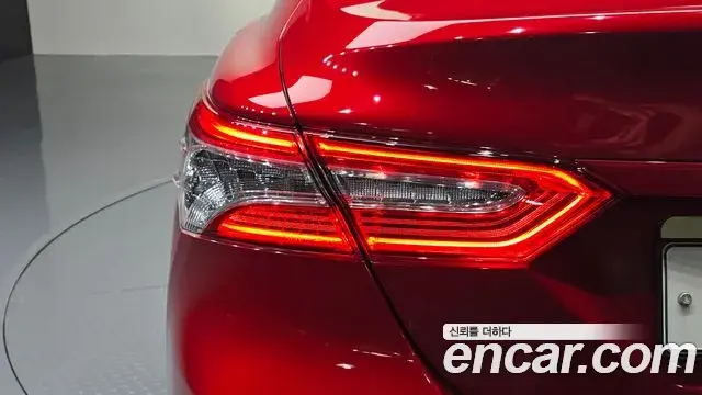 Toyota Camry 2019 — ფოტო 28/30