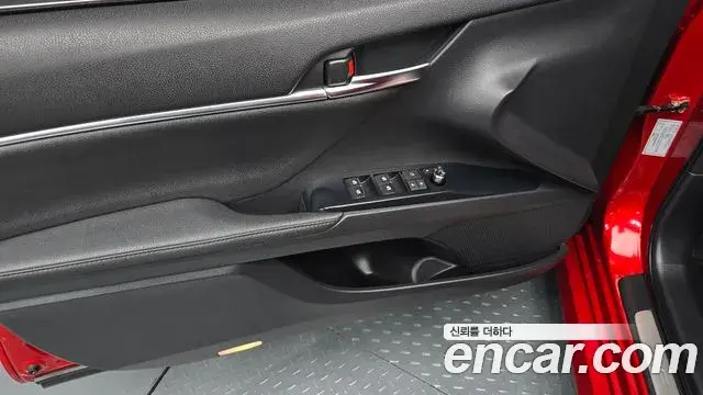 Toyota Camry 2019 — ფოტო 17/30