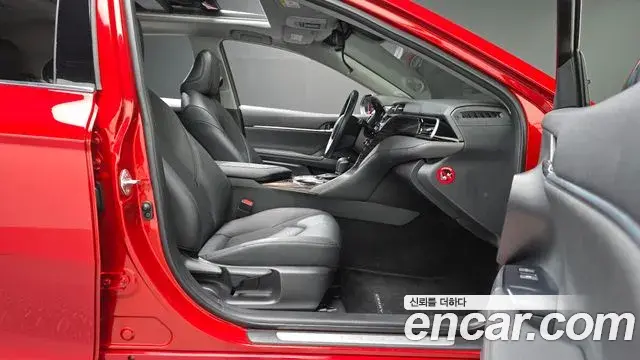 Toyota Camry 2019 — ფოტო 24/30