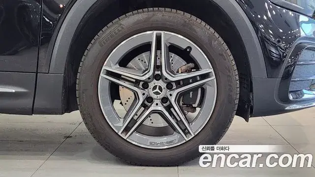 Mercedes-Benz GLB-Class 2025 — Photo 2/18