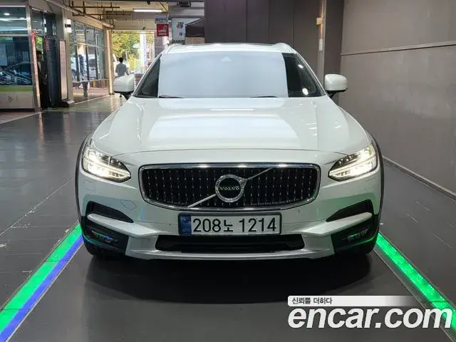Volvo V90 Cross Country 2018 — Photo 15/17