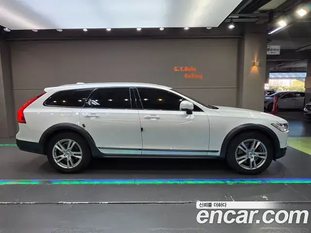 Volvo V90 Cross Country 2018 — Photo 16/17