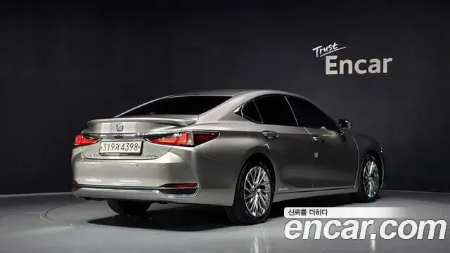 Lexus ES300h 2021 — ფოტო 4/35