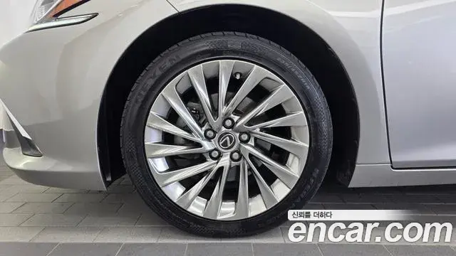 Lexus ES300h 2021 — ფოტო 30/35